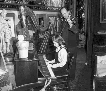 Robert Barriot joue du violon et sa fille du piano