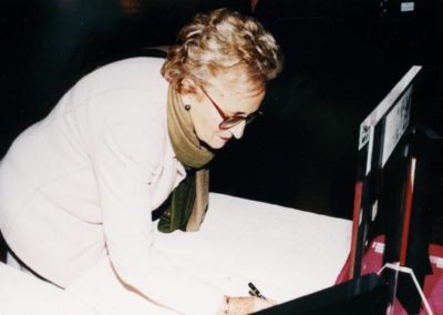Madame bernadette Chirac signant le livre d'or