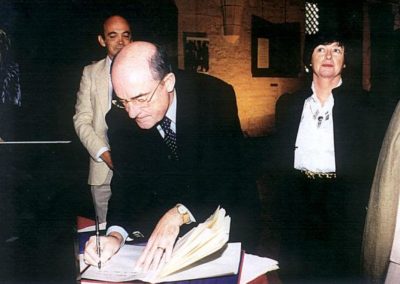 Monsieur Serge Vinçon signant le livre d'or